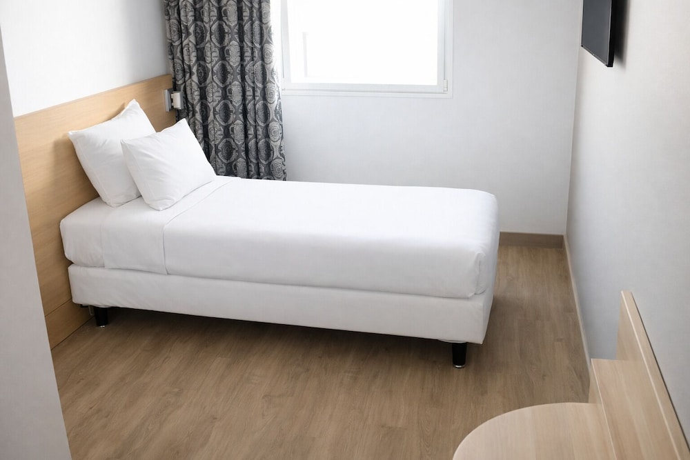 ROOM, SINGLE