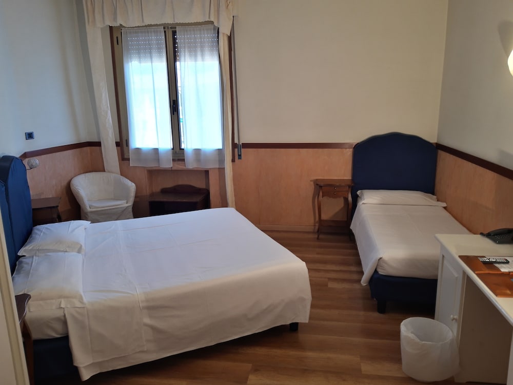 ROOM, TWIN BEDS