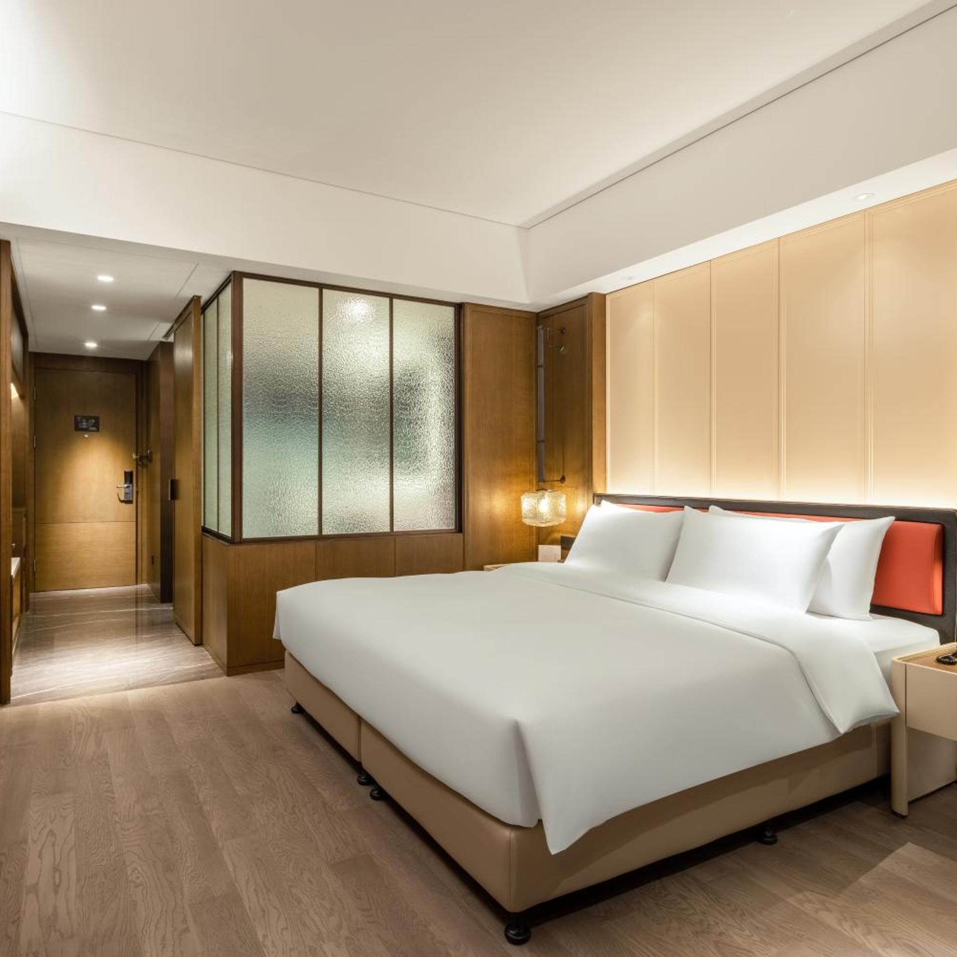 SWISS ADVANTAGE, KING BED, CITY AND LAKE VIEW