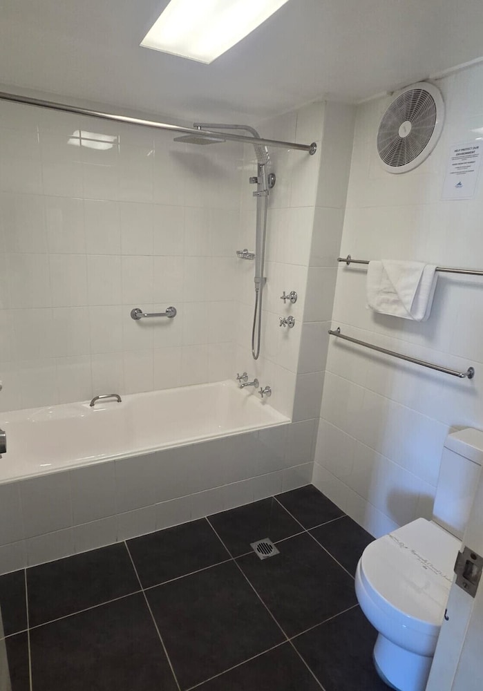 Waterview Gosford Motor Inn 71/72