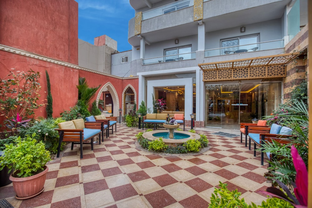 Mamlouk Pyramids Hotel 7/68