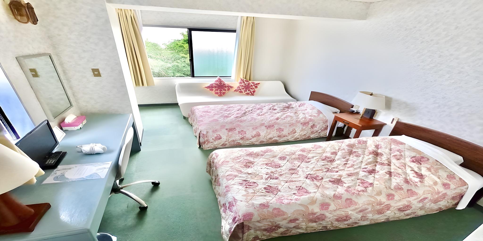 ROOM, TWIN BEDS