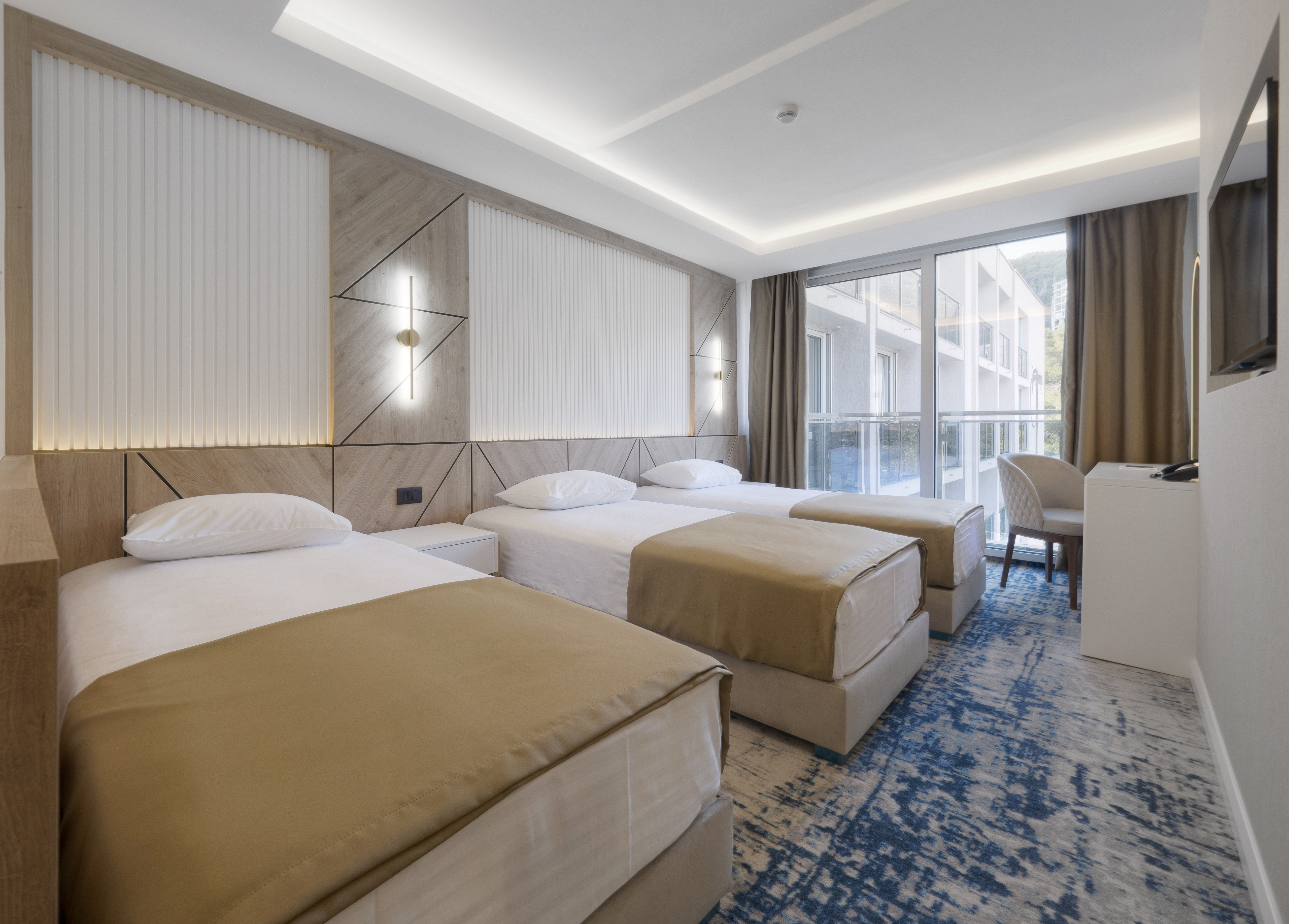 Tara Hotel 30/81