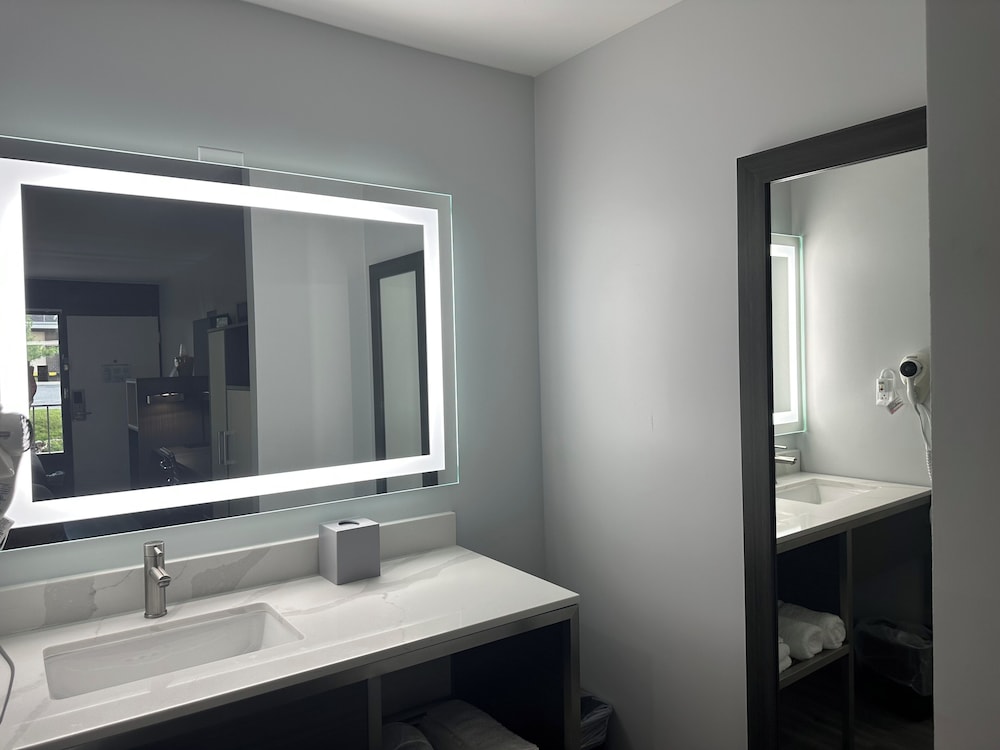 Super 8 by Wyndham Baltimore Northwest 32/40