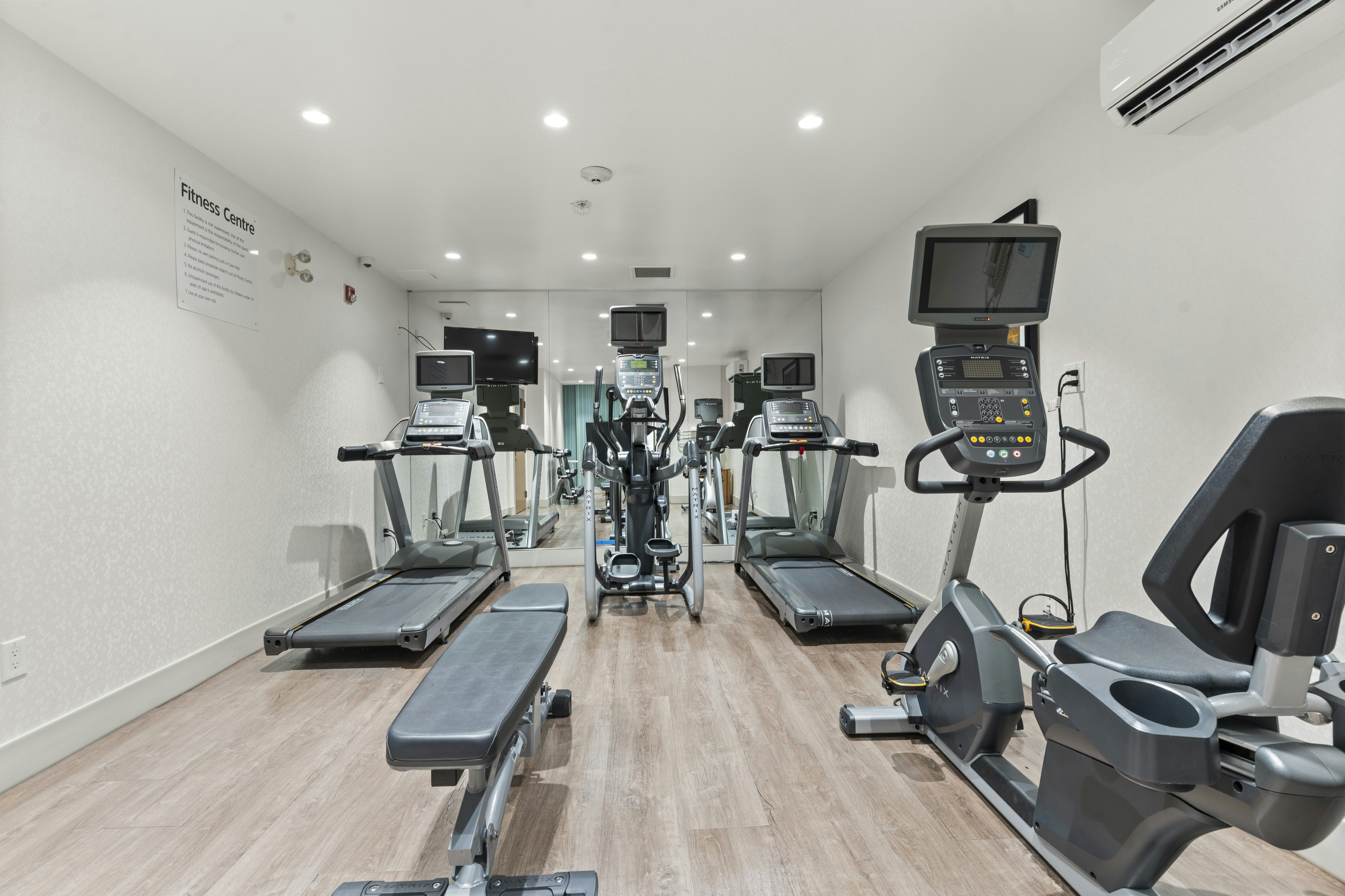 Holiday Inn Express Suites Surrey 23/50