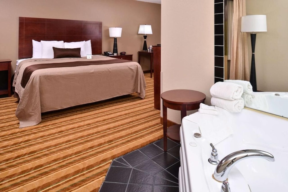 ROOM, KING BED, HOT TUB