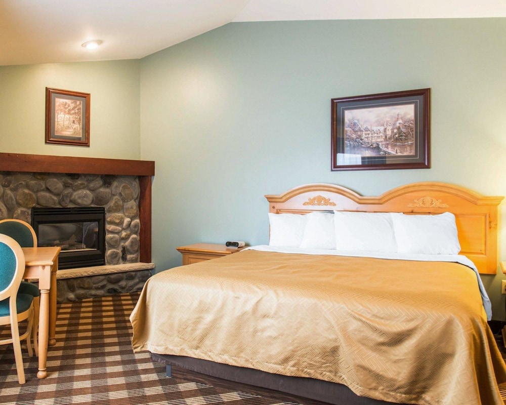Econo Lodge Inn & Suites Eau Claire South 15/33