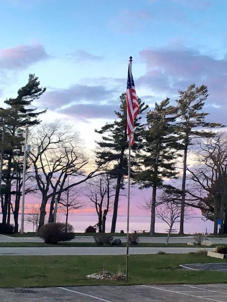 Super 8 By Wyndham Bridgeview Of Mackinaw City 17/27
