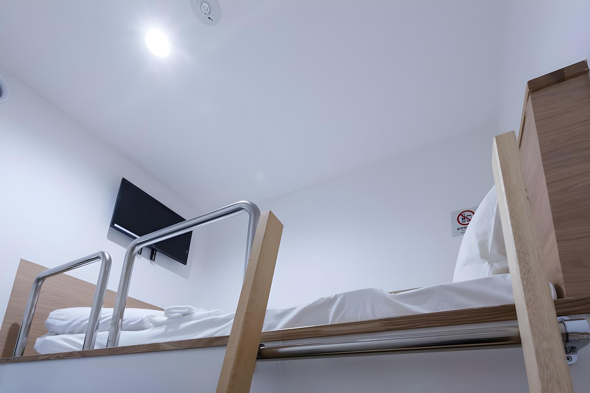 Cabin, Semi Double Bed, Upper Bunk