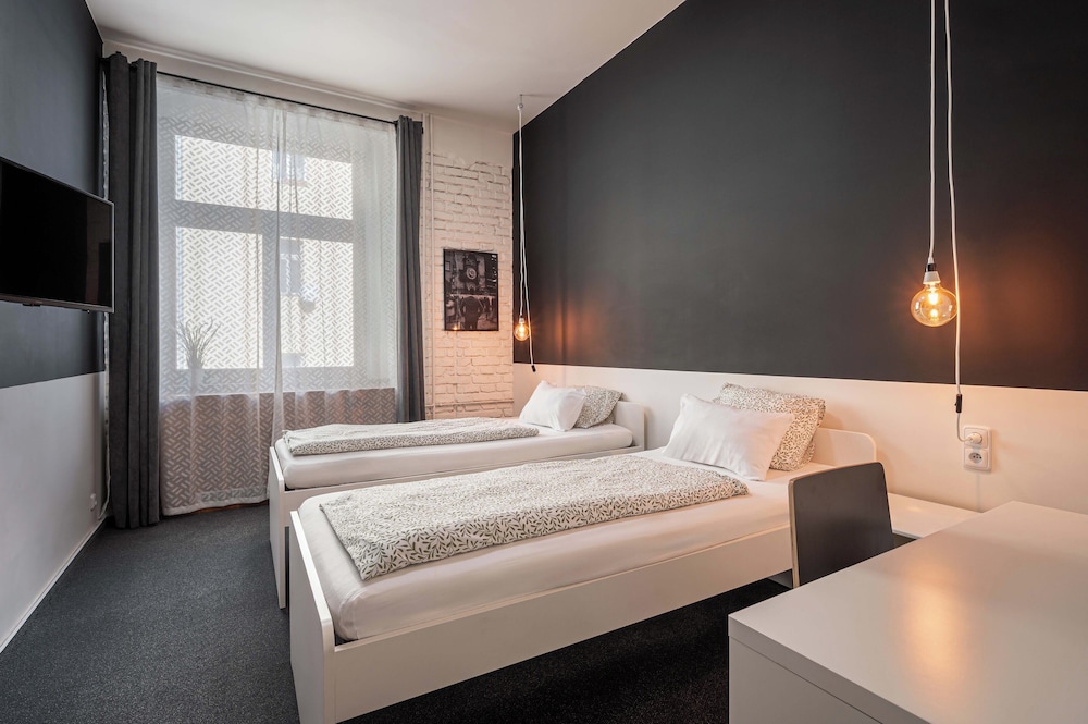 STANDARD, TWIN BEDS, COURTYARD VIEW