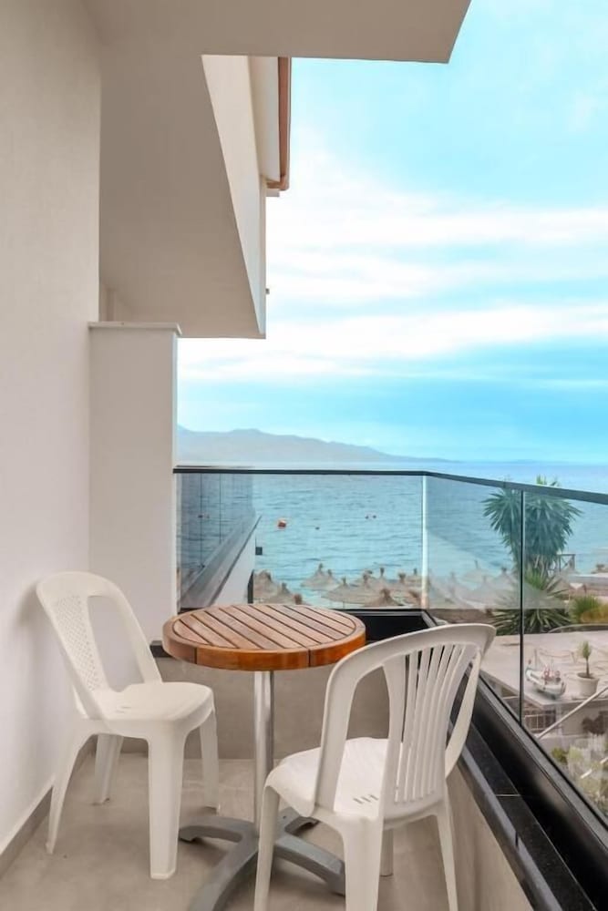SUPERIOR, QUADRUPLE, SIDE SEA VIEW