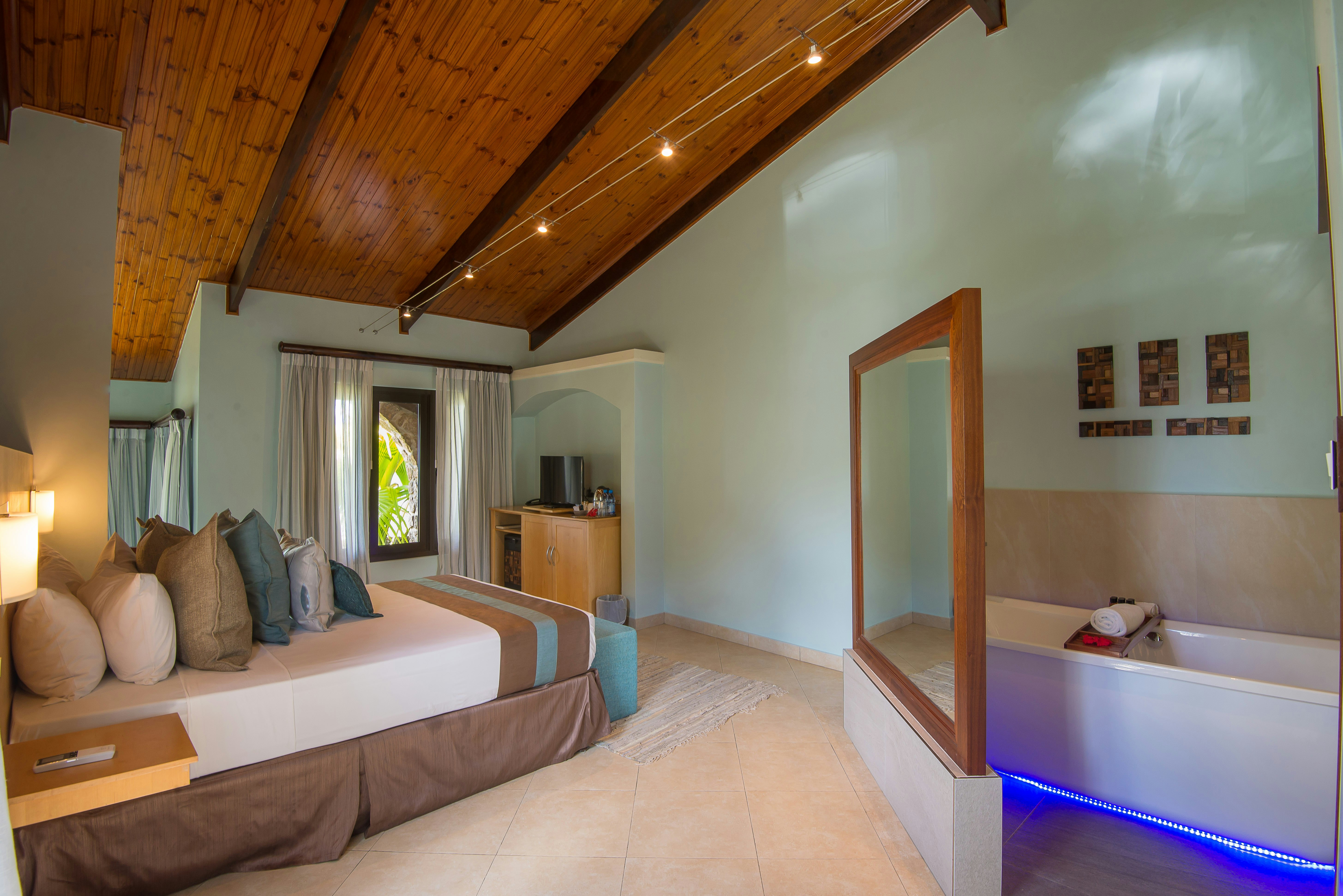Coco de Mer Hotel and Black Parrot Suites 16/79