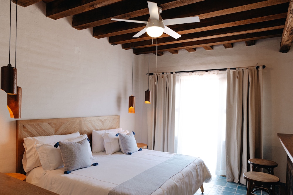 PREMIUM, KING BED, COURTYARD VIEW