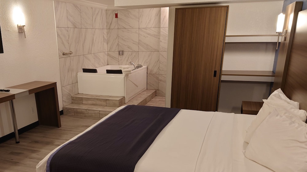 LUXURY, SUITE, KING BED, SOFA, KITCHEN