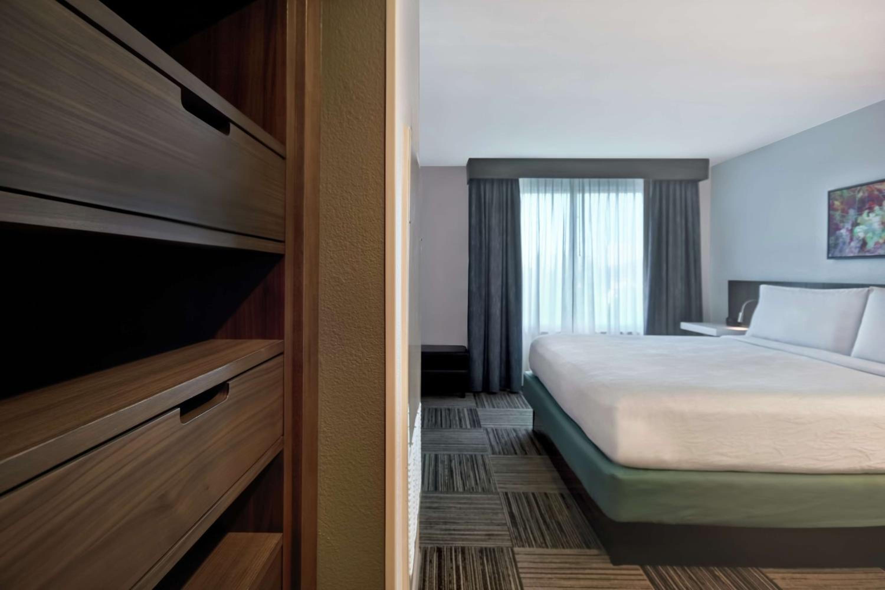1 BEDROOM, STUDIO, SUITE, KING BED