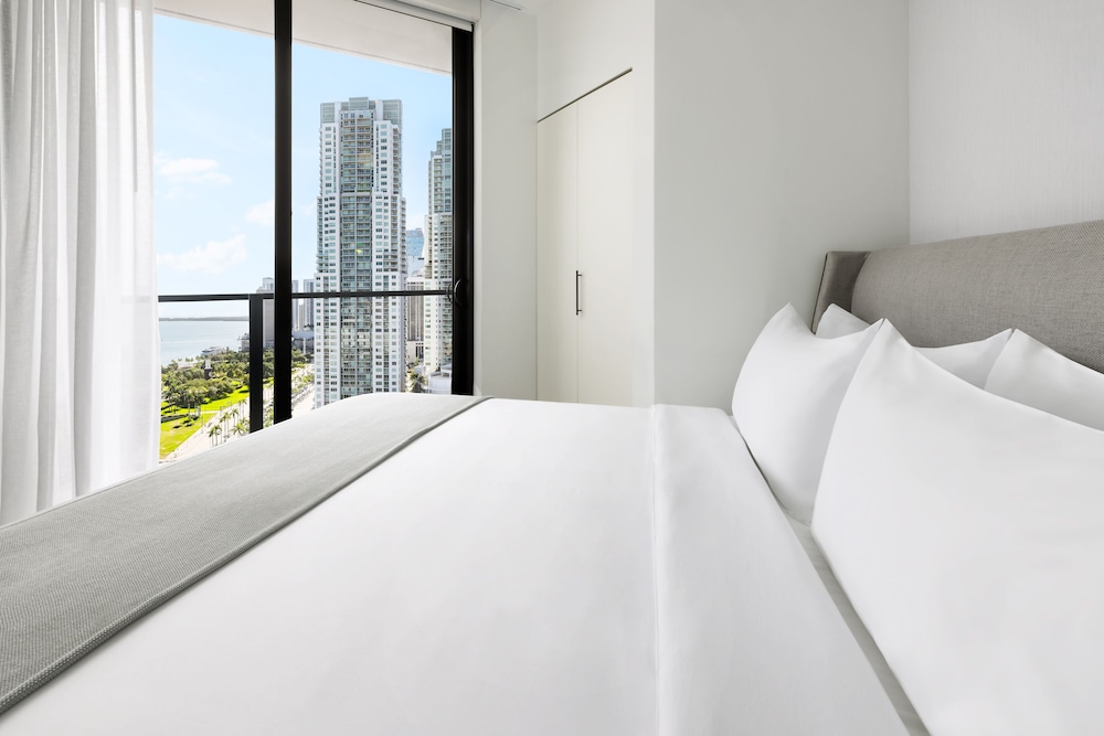 1 BEDROOM, SUITE, KING BED, BAY VIEW