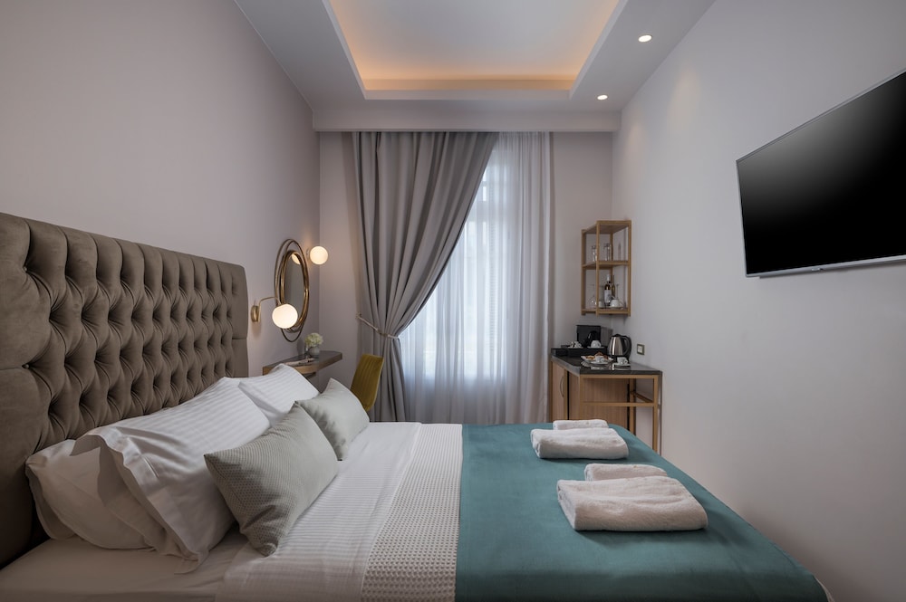 DELUXE, DOUBLE BED