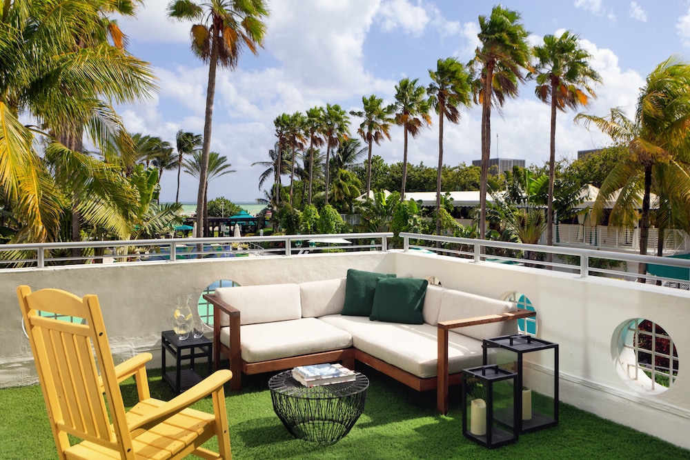 Kimpton Surfcomber Hotel 6/80