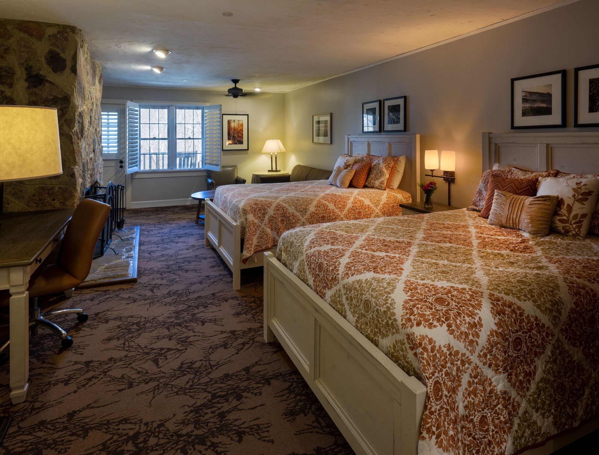 Lodge, 2 Queen Beds, Sofa