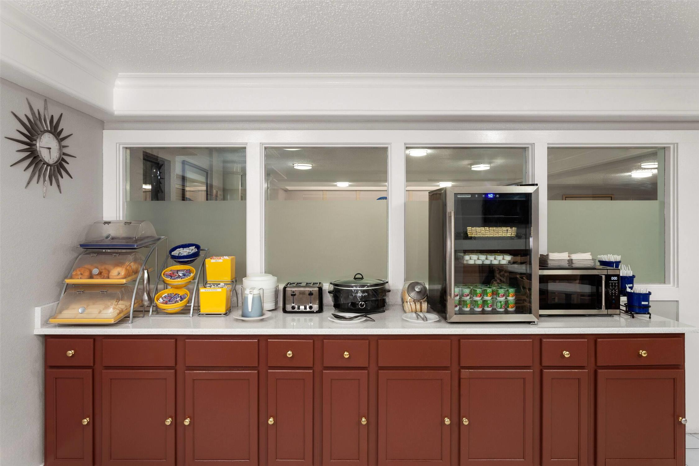 Days Inn & Suites by Wyndham Arlington Heights 6/36