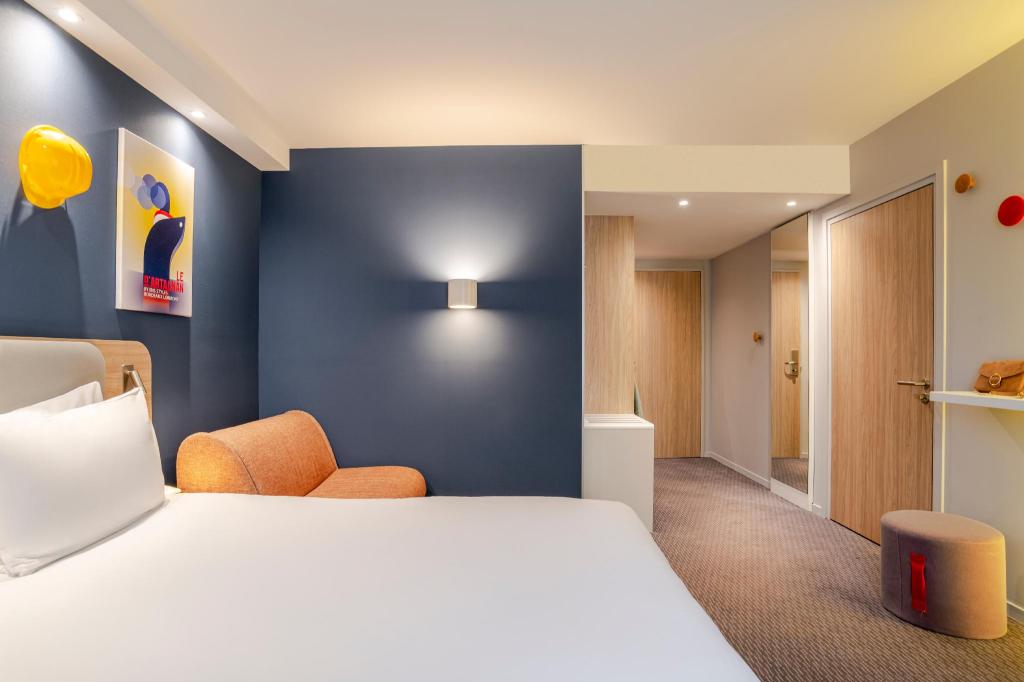 Smart, 1 Double and 1 Single Bed, Sofa