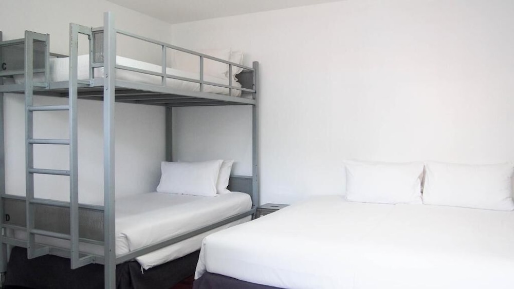 Blu Monkey Bed And Breakfast 12/63