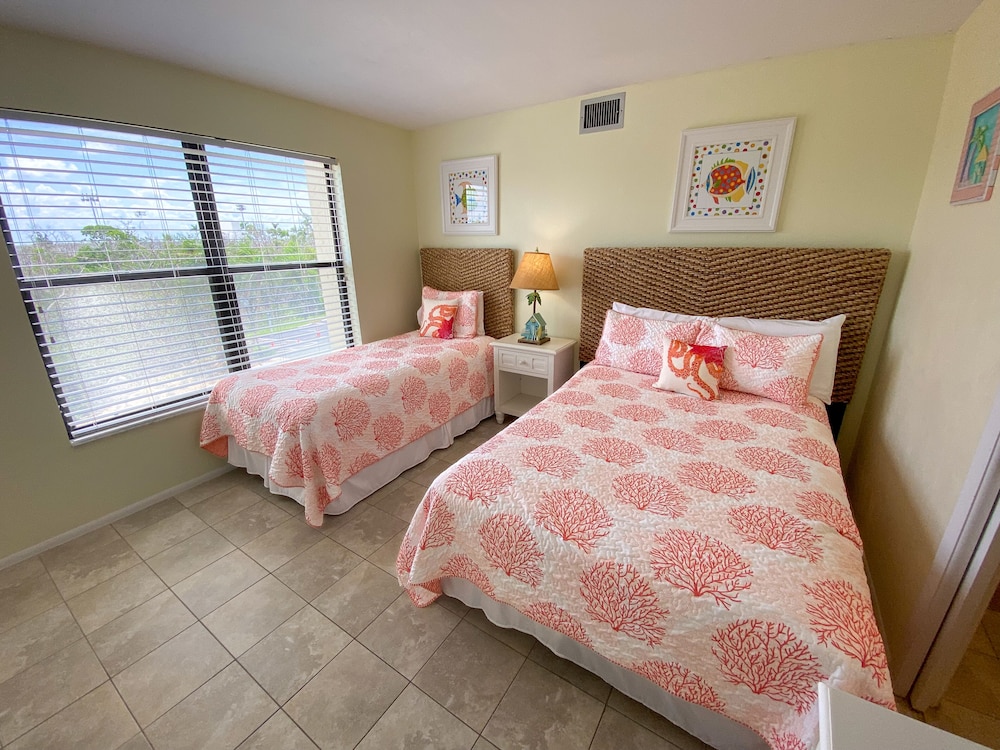 2 BEDROOMS, CONDO, STANDARD, WATER FRONT, 2 BATHROOMS