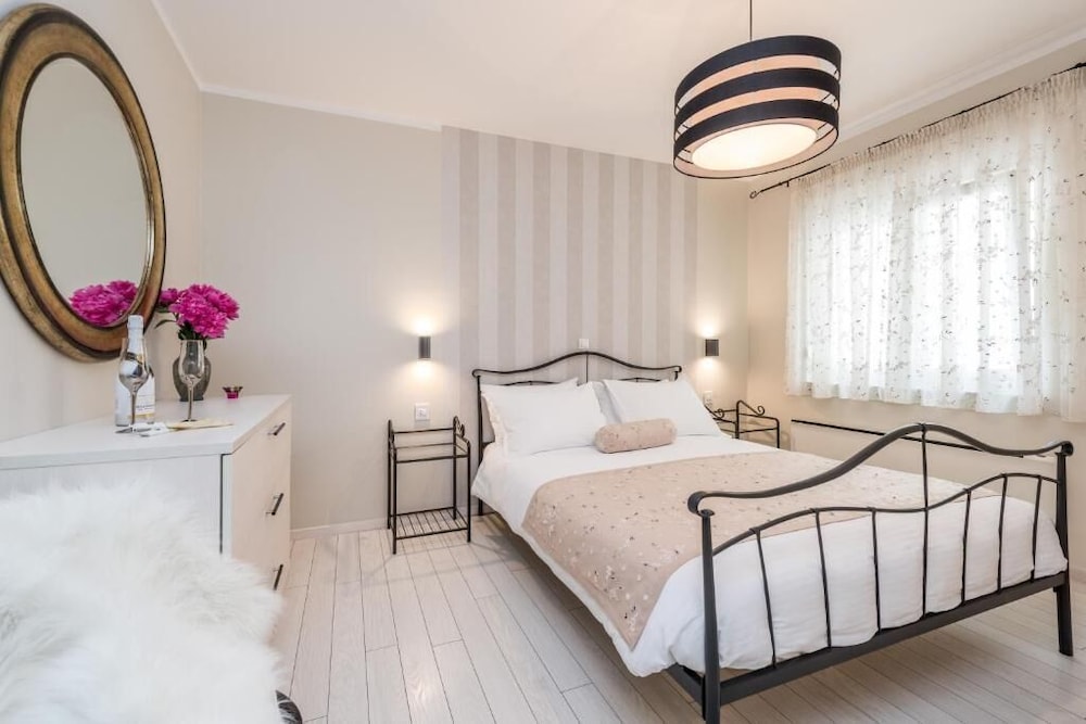 DELUXE, APARTMENT, QUEEN BED, GARDEN VIEW, SOFA, BALCONY
