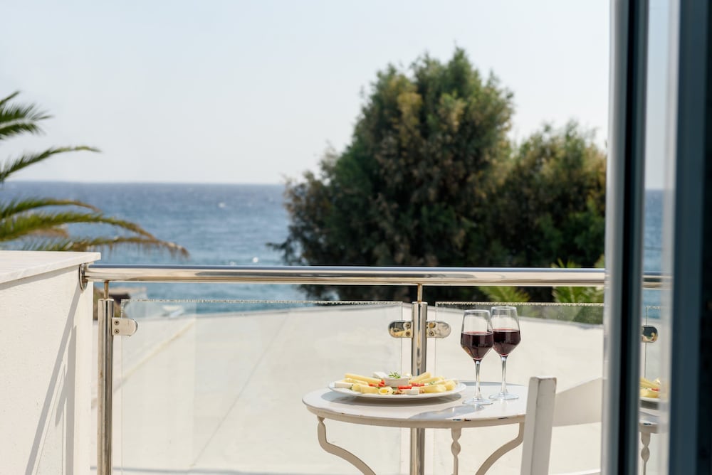 Alesahne Beach Hotel 67/74