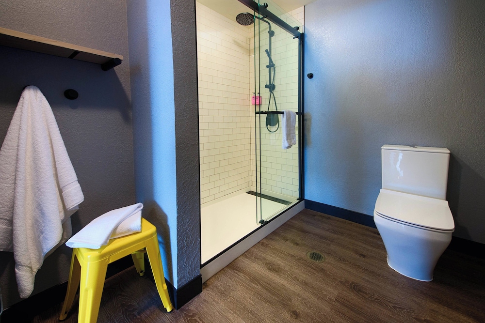 جناح بسريرين كوين بغرفتي نوم، Moxy New Orleans Downtown French Quarter Area 3/3