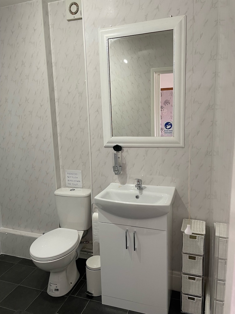 Whiteways Hotel 26/34