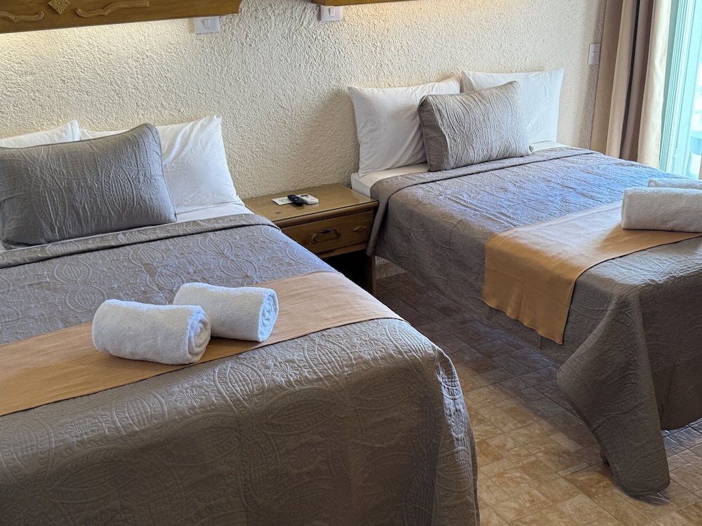 DELUXE, DOUBLE BED, PARTIAL SEA VIEW