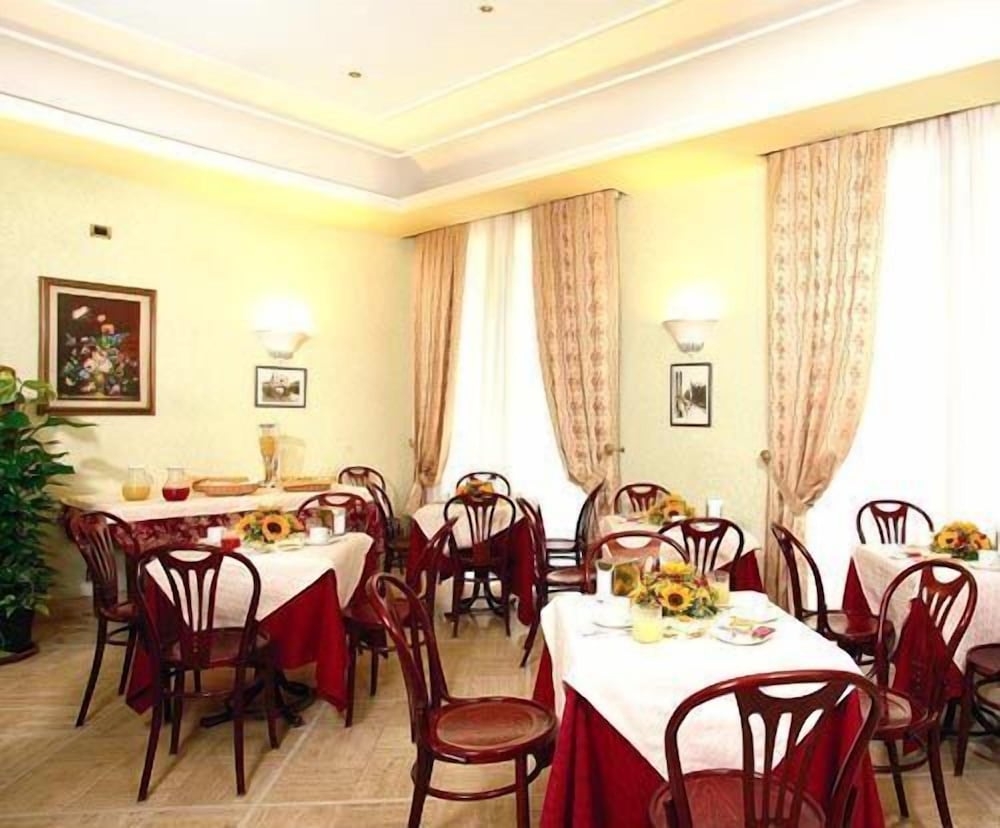 Hotel Dina 50/53
