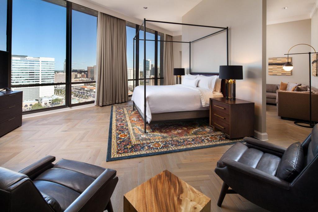 1 Bedroom, Penthouse Suite, Suite, King Bed, Skyline View, High Floor