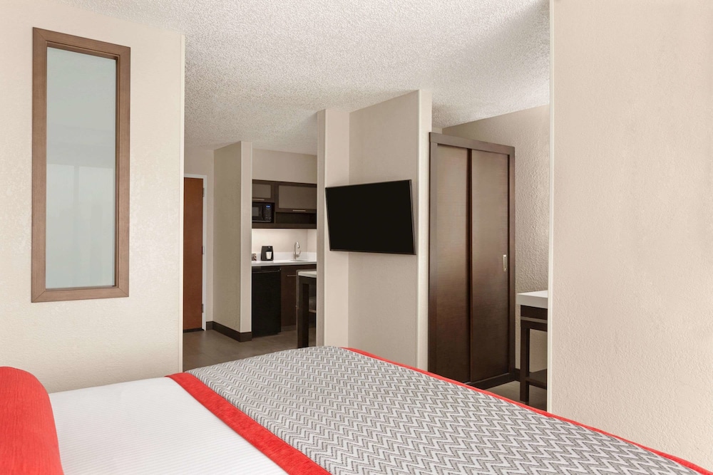 Ramada by Wyndham Suites Orlando Airport 12/56