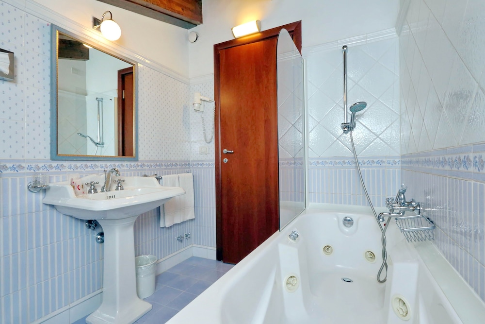 Camelia Hotel 32/56