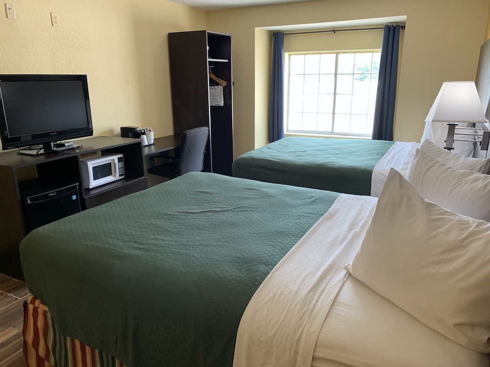 Days Inn And Suites By Wyndham Tampa Raymond James Stadium 14/51