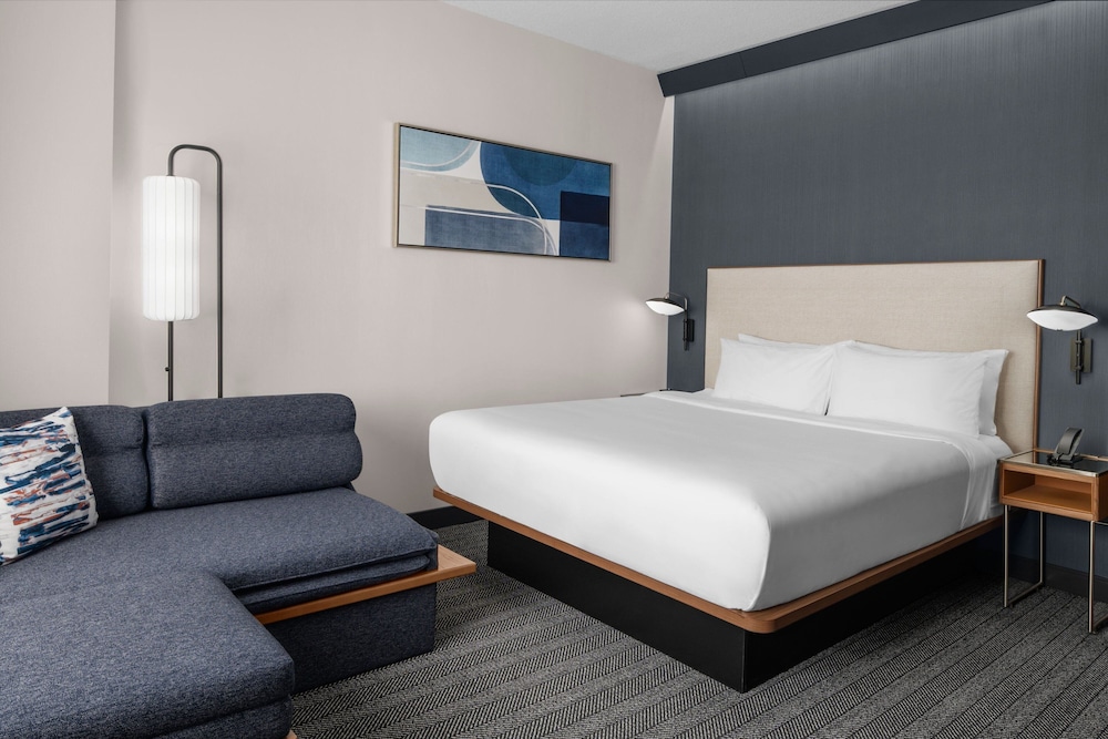 Room at Courtyard by Marriott Calgary Downtown, CALGARY