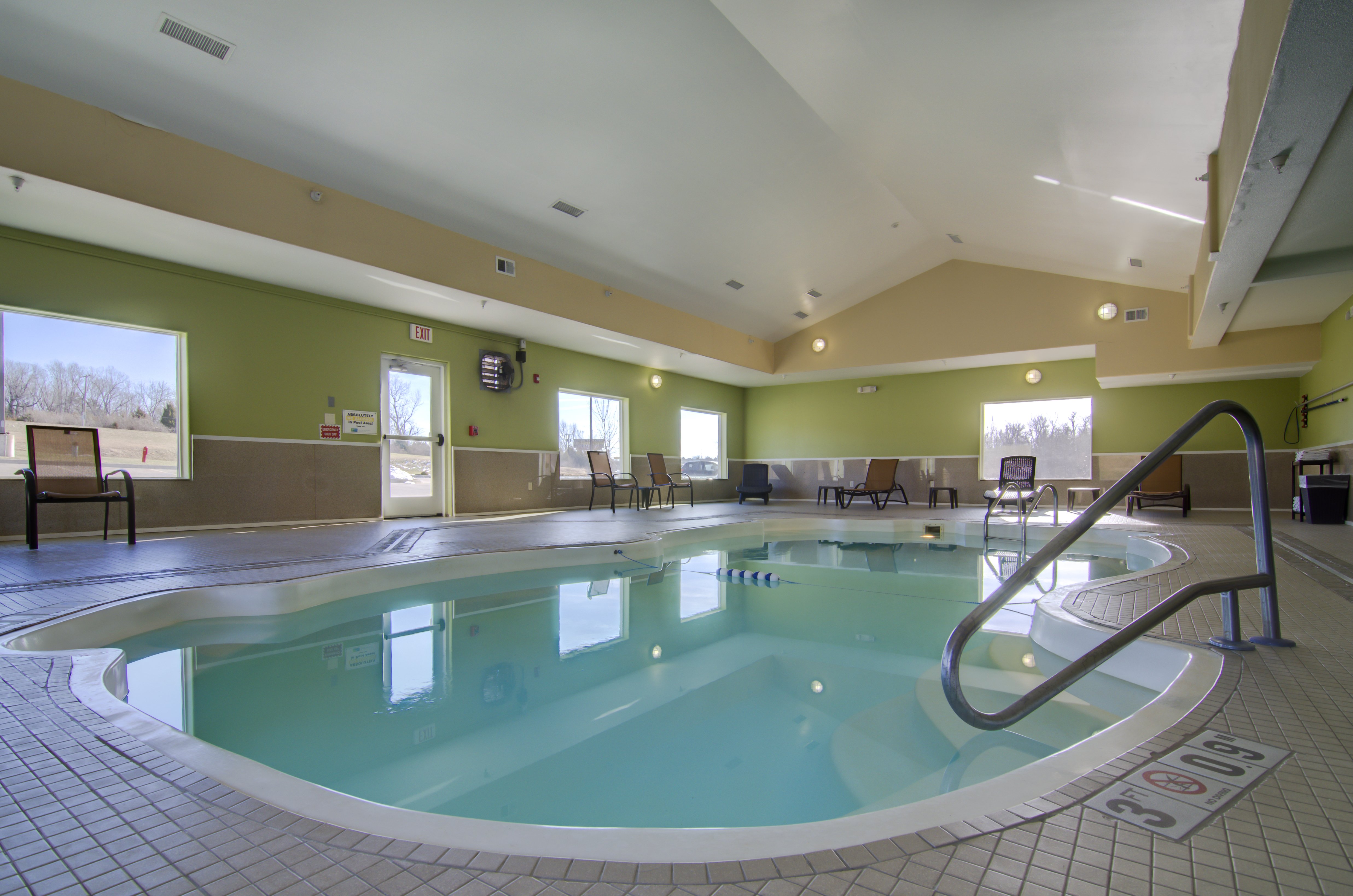 Holiday Inn Express Hotel Amp Stes Kansas City Sports Complex 31/55