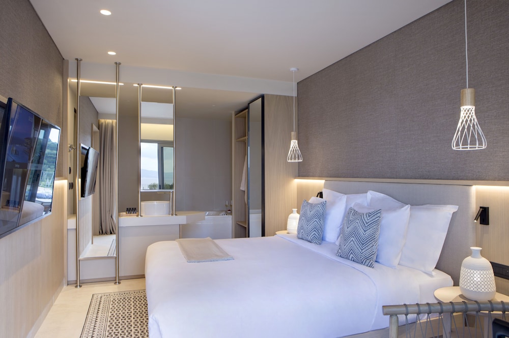 2 BEDROOMS, PANORAMIC, SUITE, SEA VIEW, PRIVATE POOL, JETTED TUB