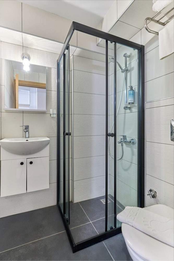 Mia Hill Suites 39/40