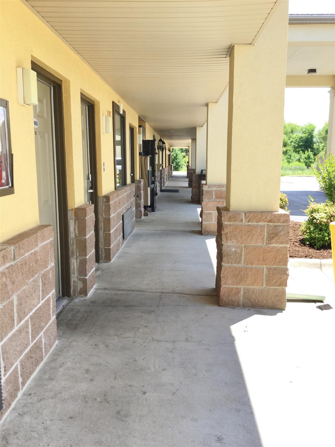 Americas Best Value Inn And Suites University Avenue 17/18