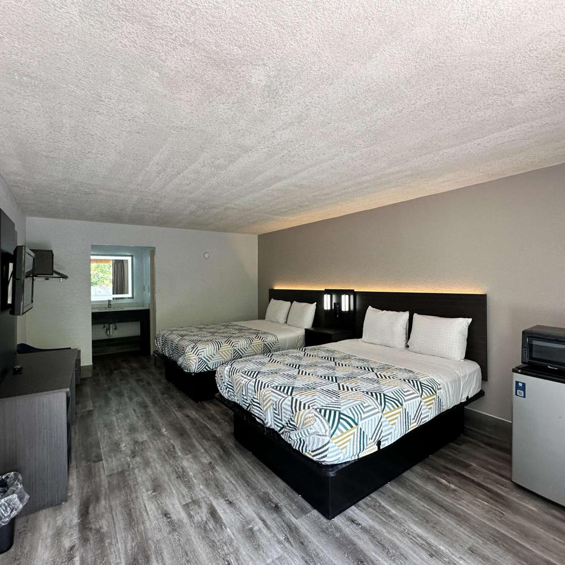 2 Queen Beds - Mobil Access Tub Nsmk Micfridg