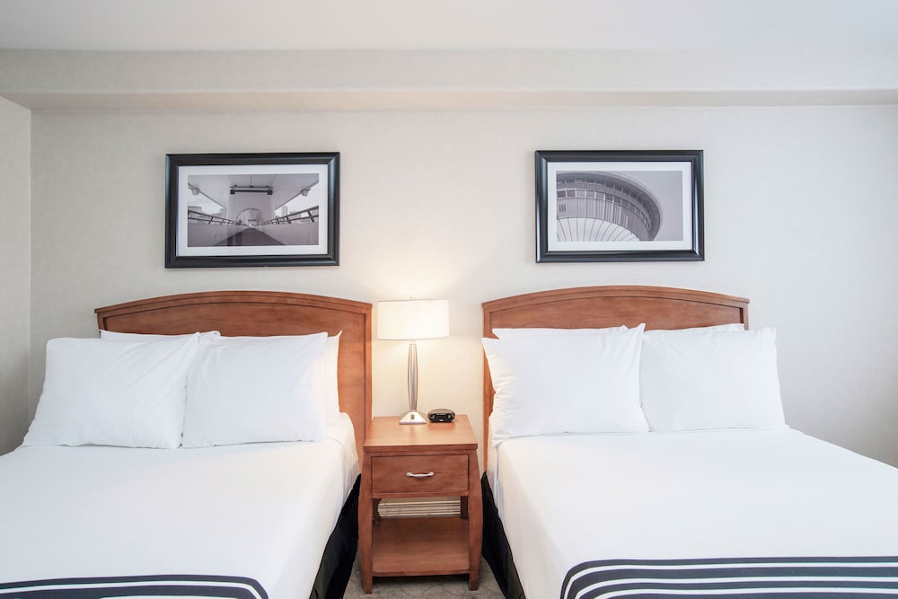 Sandman Hotel and Suites Calgary West 17/67