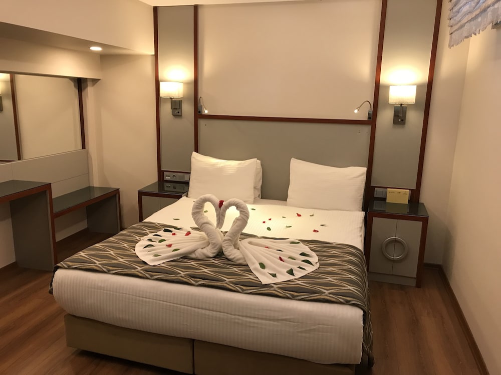 ECONOMY, BASEMENT, QUEEN BED, SOFA