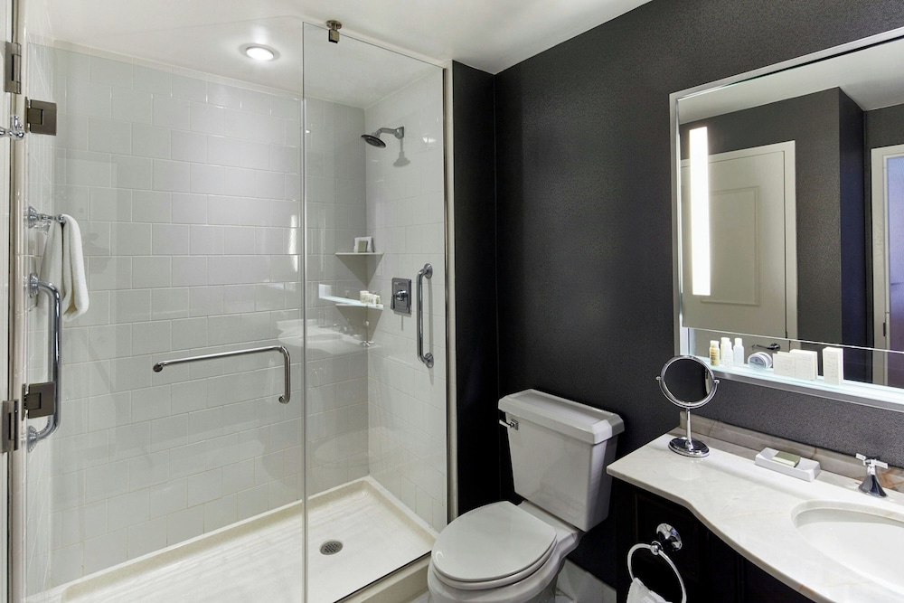غرفة كلوب بسريرين كوين، Renaissance Providence Hotel 6/9