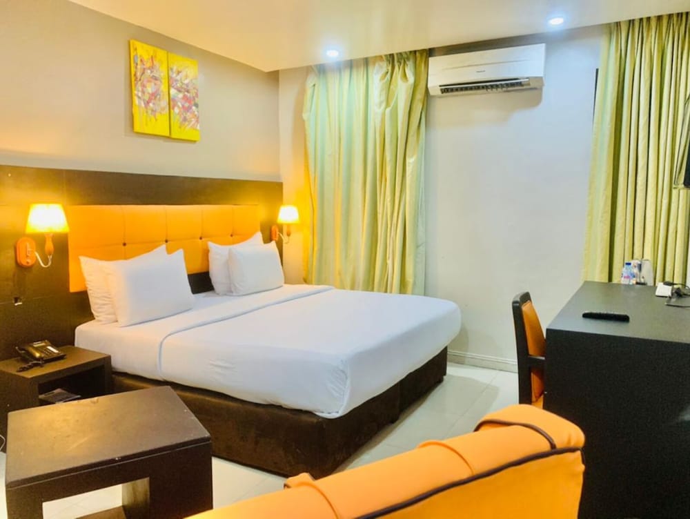 Oakspring Hotel &amp; Luxury Suites 18/50