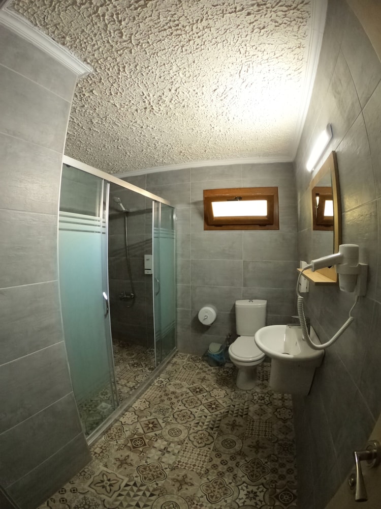 Ados Hotel 38/56
