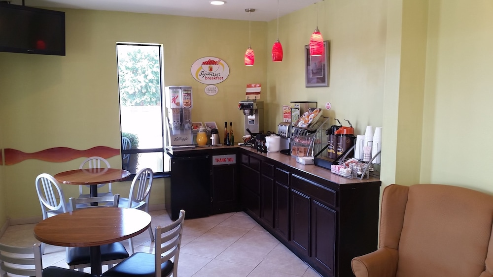 Super 8 By Wyndham Clarksville Ar 19/24