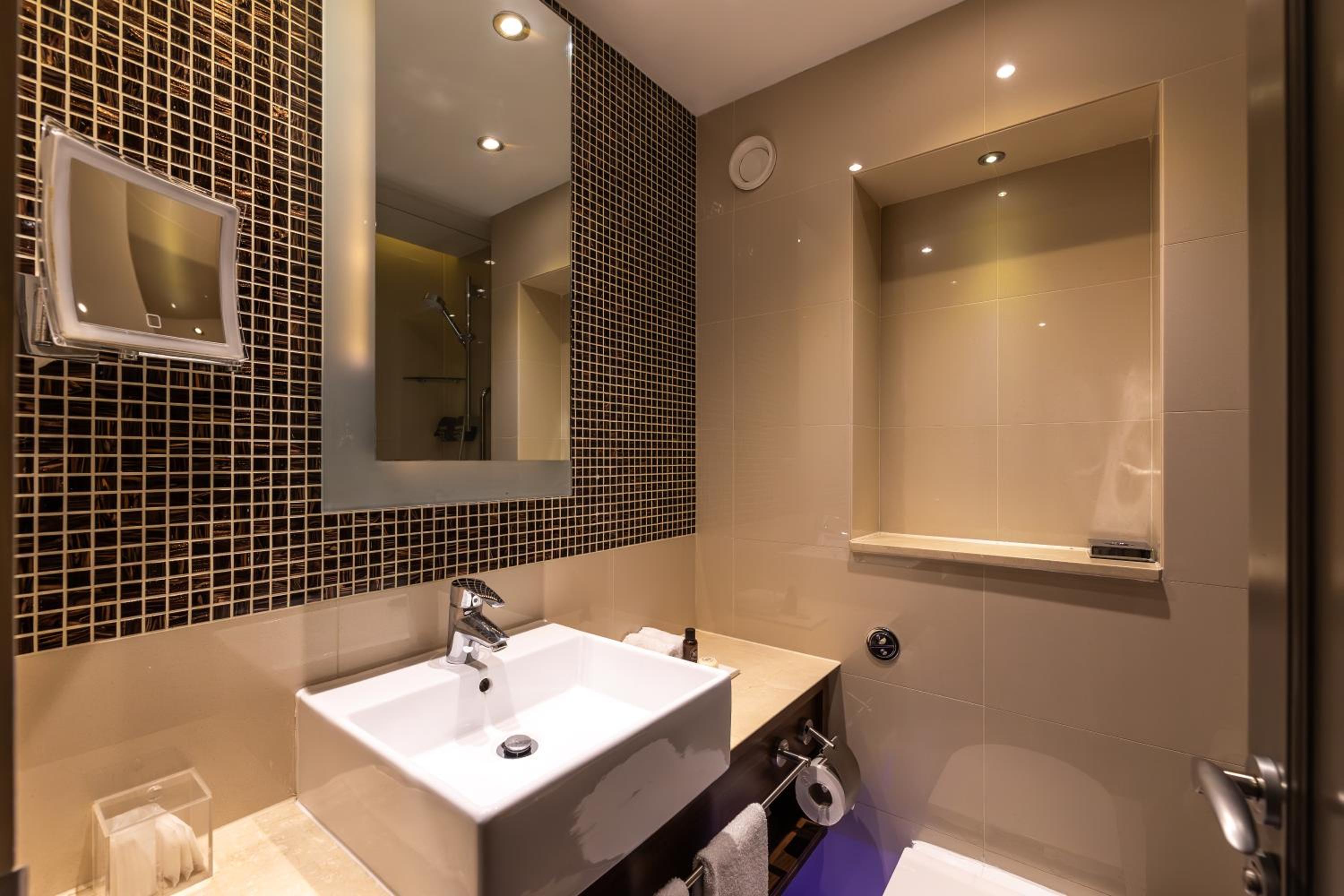 TOWN HOUSE, STUDIO, QUEEN BED